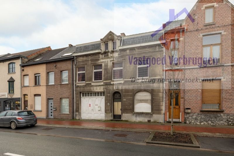 Ruime Te Renoveren Woning met Garage en Magazijn in Aalst foto 1