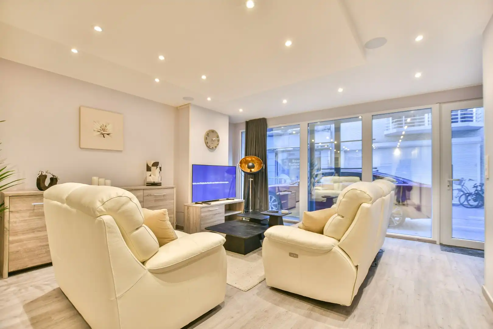 Gerenoveerd appartement met 2 slaapkamers te koop op toplocatie te Blankenberge!  foto 2