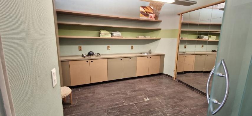 Ruime EENGEZINSWONING met grote leefruimten, 2 slaapkamers en mooi terras, woning met mogelijkheden, op 1 are 33 ca. foto 4