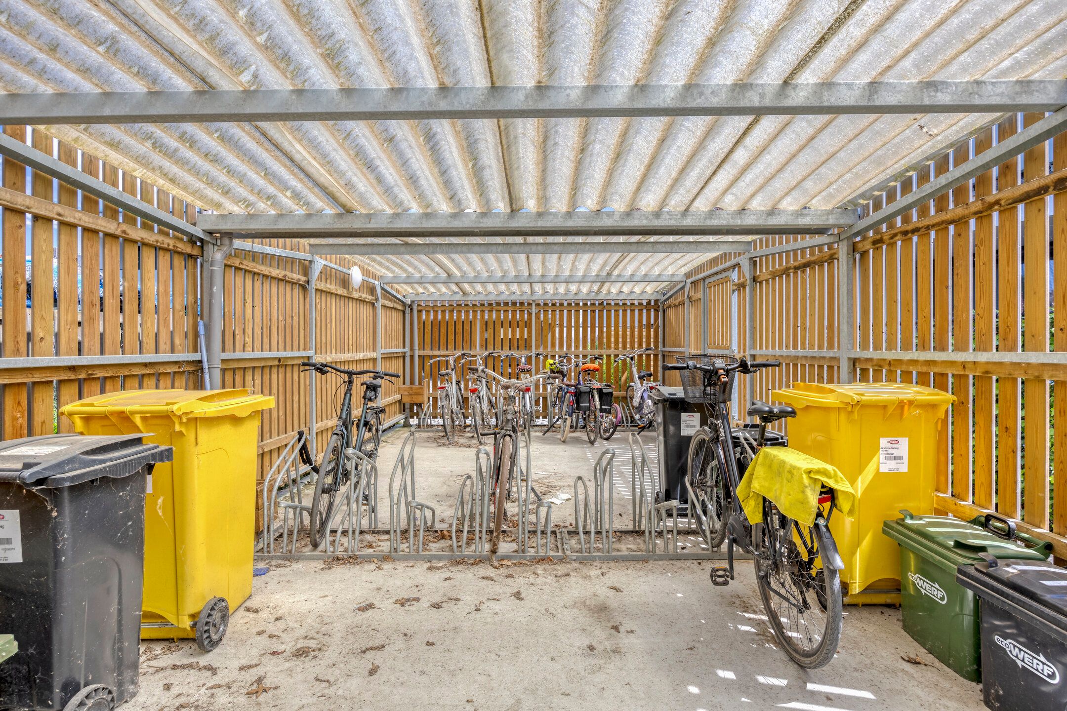 Recent appartement met 2 slaapkamers & parking foto 16