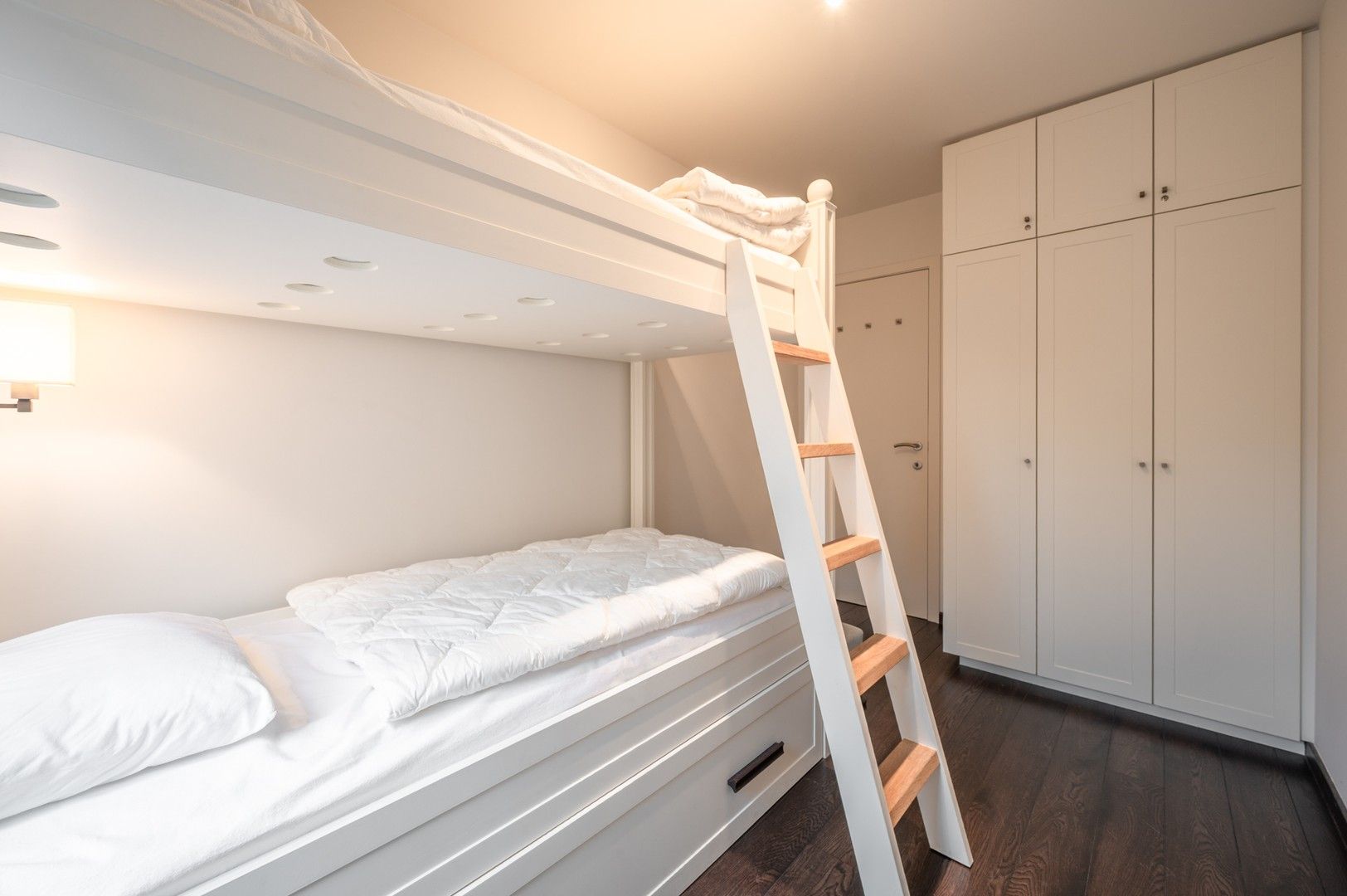 Modern en instapklaar appartement met drie slaapkamers, centraal gelegen in het bruisende centrum van Knokke. foto 16
