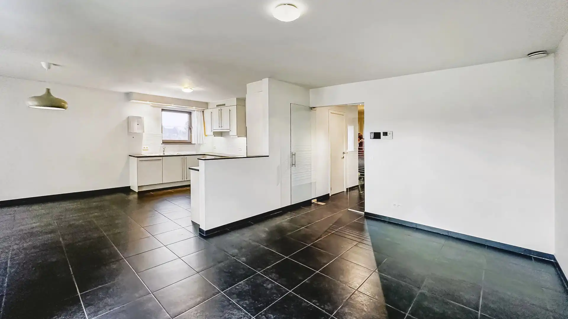 Zeer ruim instapklaar appartement met open uitzicht – 2 slpk – groot terras – garagebox + berging foto 12