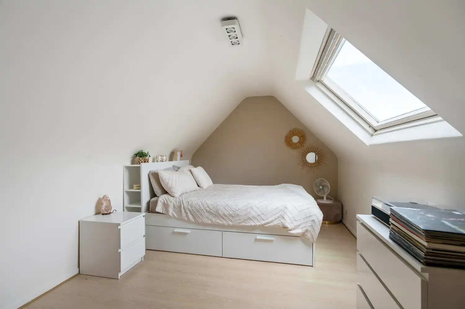 Ruime woning met 4 slaapkamers, 3 badkamers, inpandige garage en tuin! foto 20