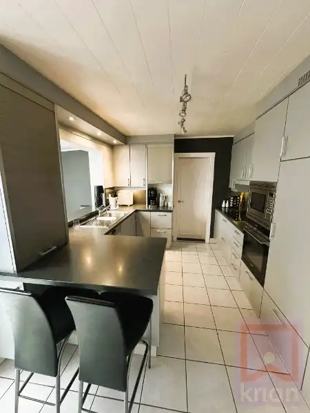 Instapklare gezinswoning met 4 slaapkamers, mooie grote tuin en ruime parkeermogelijkheden foto 9