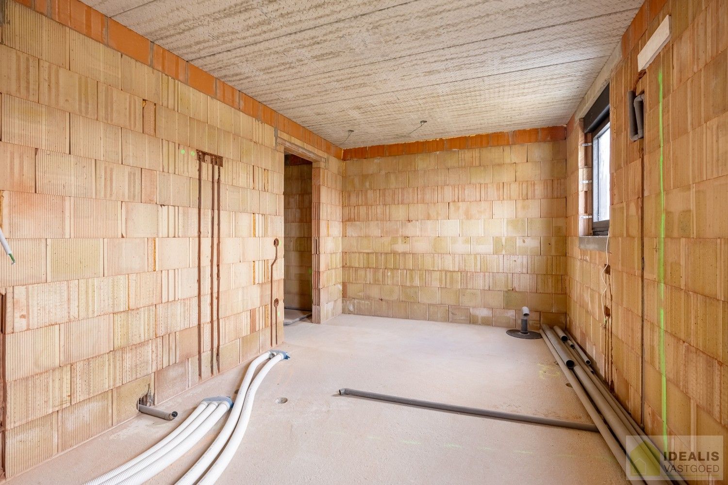 IDEALIS VASTGOED – RUIME (CASCO/VERDER AF TE WERKEN) NIEUWBOUWVILLA MET DE PERFECTE INDELING, EEN HEERLIJKE LEEFRUIMTE, KANTOOR, EXTRA RUIME BERGING, 3 RUIME SLAAPKAMERS, 3 BADKAMERS, CARPORT EN OVERDEKT TERRAS OP EEN RIANT PERCEEL VAN MAAR LIEFST 29A 51CA MET VRIJE ZICHTEN EN DE PERFECTE ORIENTATIE! foto 20