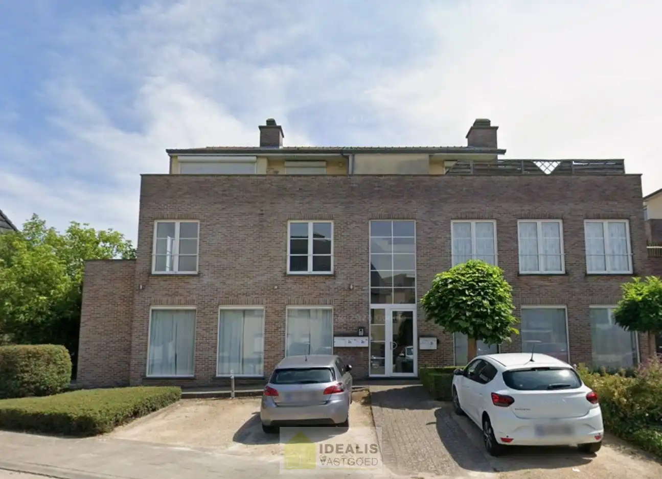 IDEALIS VASTGOED  - Ruim en aangenaam gerenoveerd appartement pal in het centrum van Berbroek (Herk-de-Stad)! Het appartement is gelegen middenin in het centrum, op wandelafstand van scholen, supermarkten, horeca en sportcentra. Het appartement biedt verder een fijne leefruimte met open keuken, 2 rustige slaapkamers, een prettige badkamer en een terras. Tevens kan men gemakkelijk parkeren in een afzonderlijke garagebox. foto 2