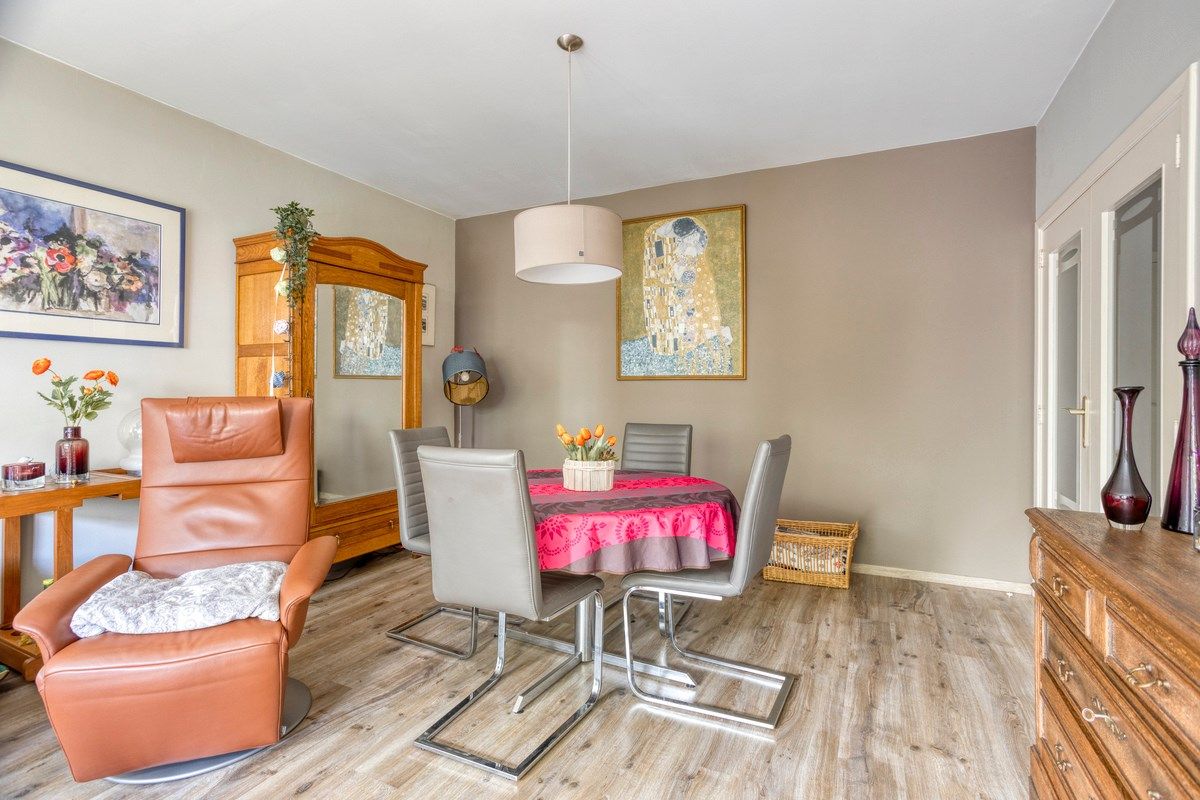 Opbrengsteigendom met 3 appartementen, garages en tuin foto 6