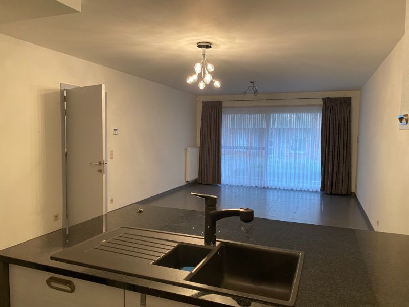 Gelijkvloers appartement met voor- en achtertuin en garage foto 7