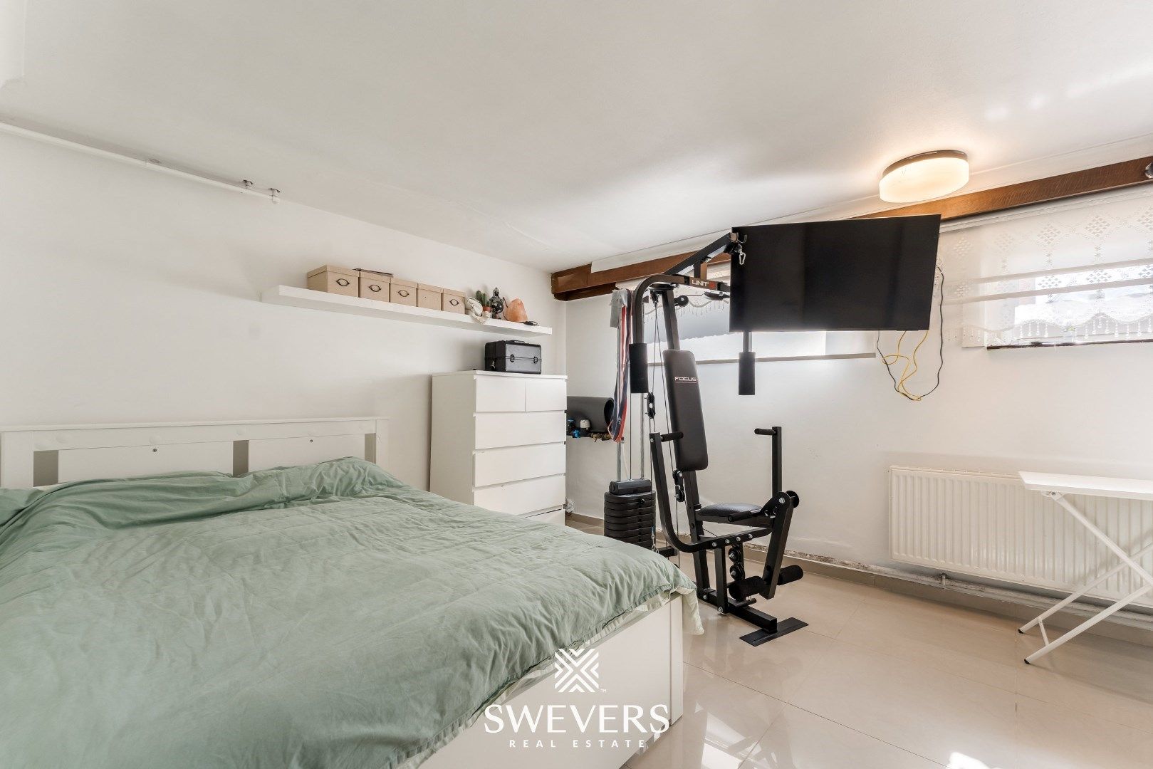 Gezinswoning met verrassend veel ruimte: vijf slaapkamers, kelderverdieping en loods foto 16