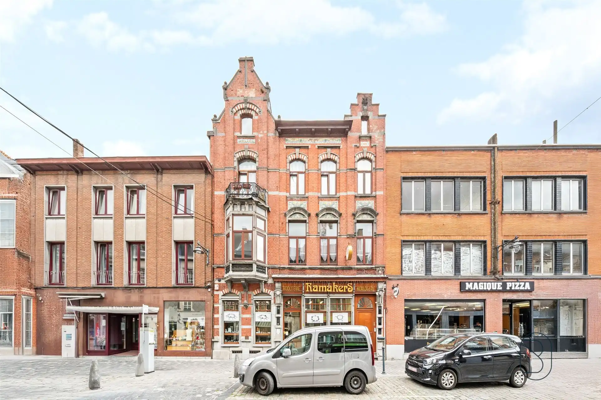 Opbrengsteigendom: handelsruimte en 2 appartementen foto {{pictureIndex}}