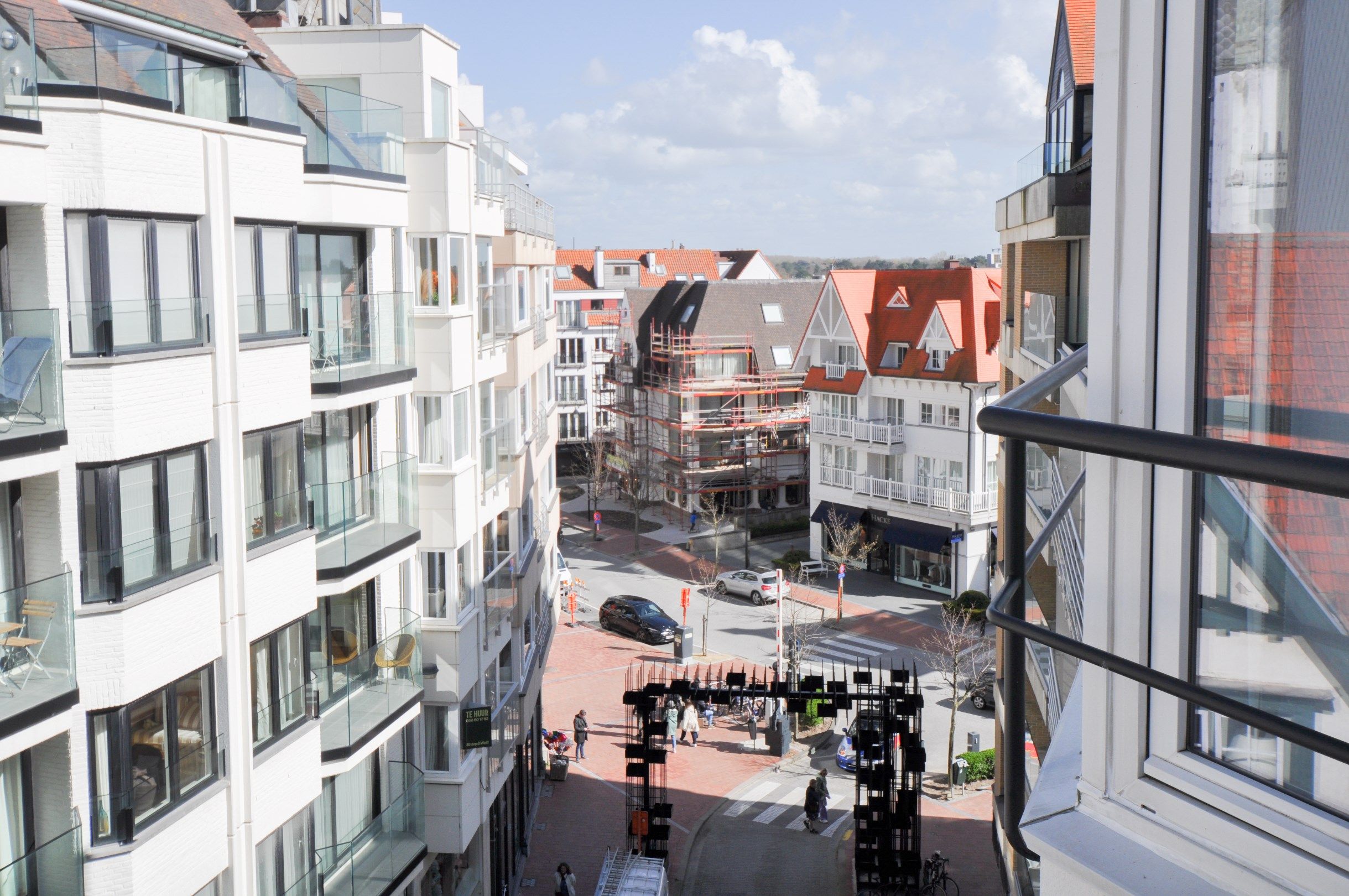 Hoogwaardig volledig gerenoveerd appartement met zijdelings zeezicht en zicht op de Kustlaan. foto 3