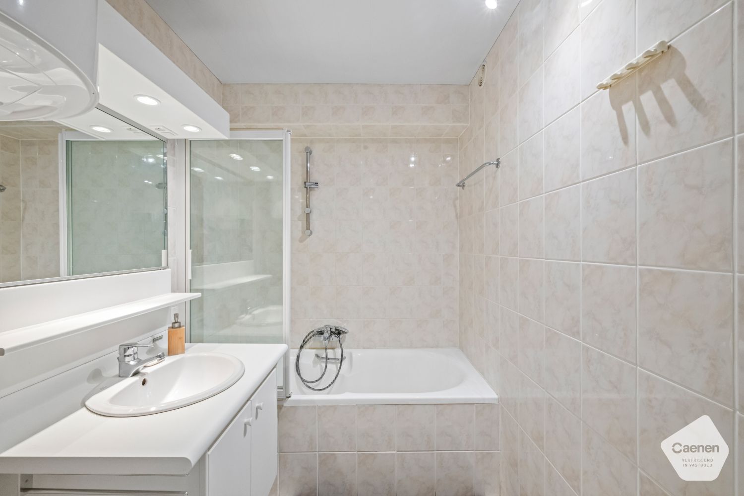 Zongericht twee slaapkamer appartement op een zucht van de Zeedijk foto 9