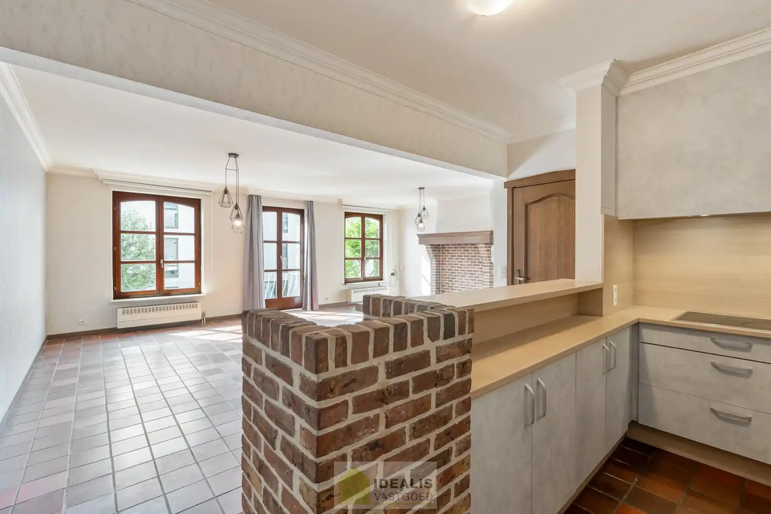 IDEALIS VASTGOED – RUIM APPARTEMENT MET TERRAS VAN CA.35M² EN PRIVATIEVE GARAGE IN HARTJE LOMMEL! Dit ruime appartement met een netto bewoonbare oppervlakte van ca.101m² bevindt zich op de 1e verdieping. Het appartement is vlot bereikbaar via de trappenzaal. Een naar eigen smaak op te frissen, goed ingedeeld en lichtrijk appartement met 2 slaapkamers, ruim terras en privatieve garage met sectionale poort! Zeker het bezoeken waard!! foto {{pictureIndex}}
