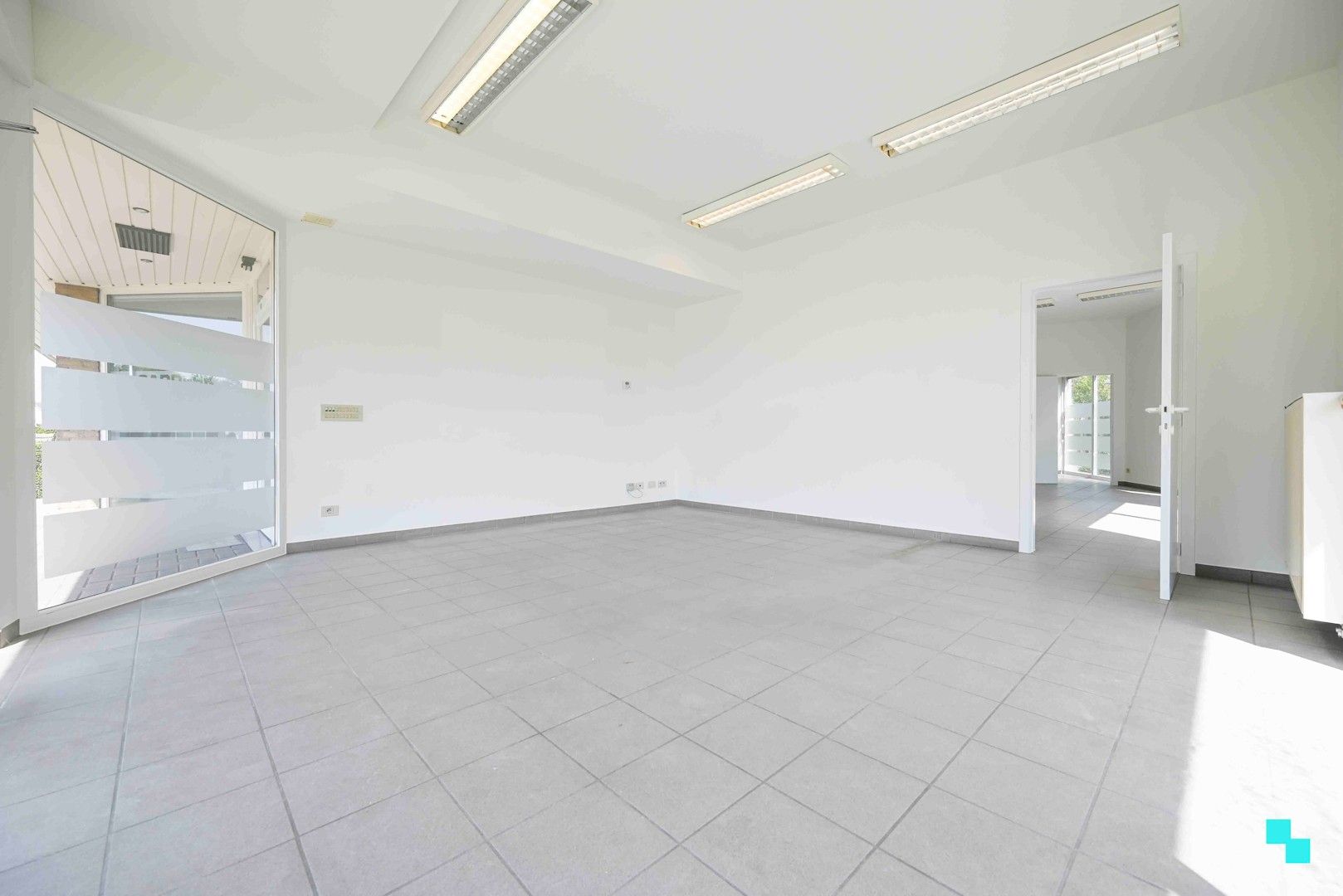 Handelsruimte op toplocatie in Oostrozebeke foto 3