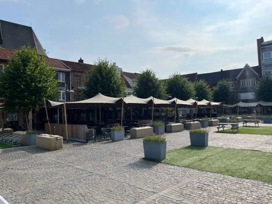 Praatcafé met ruim terras op de Markt van Eeklo over te nemen foto 3