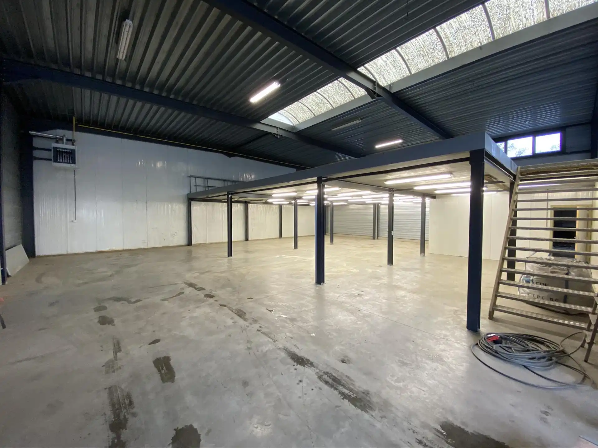 BEDRIJFSGEBOUW MET GROOT BUITENTERREIN IN GENK foto 5