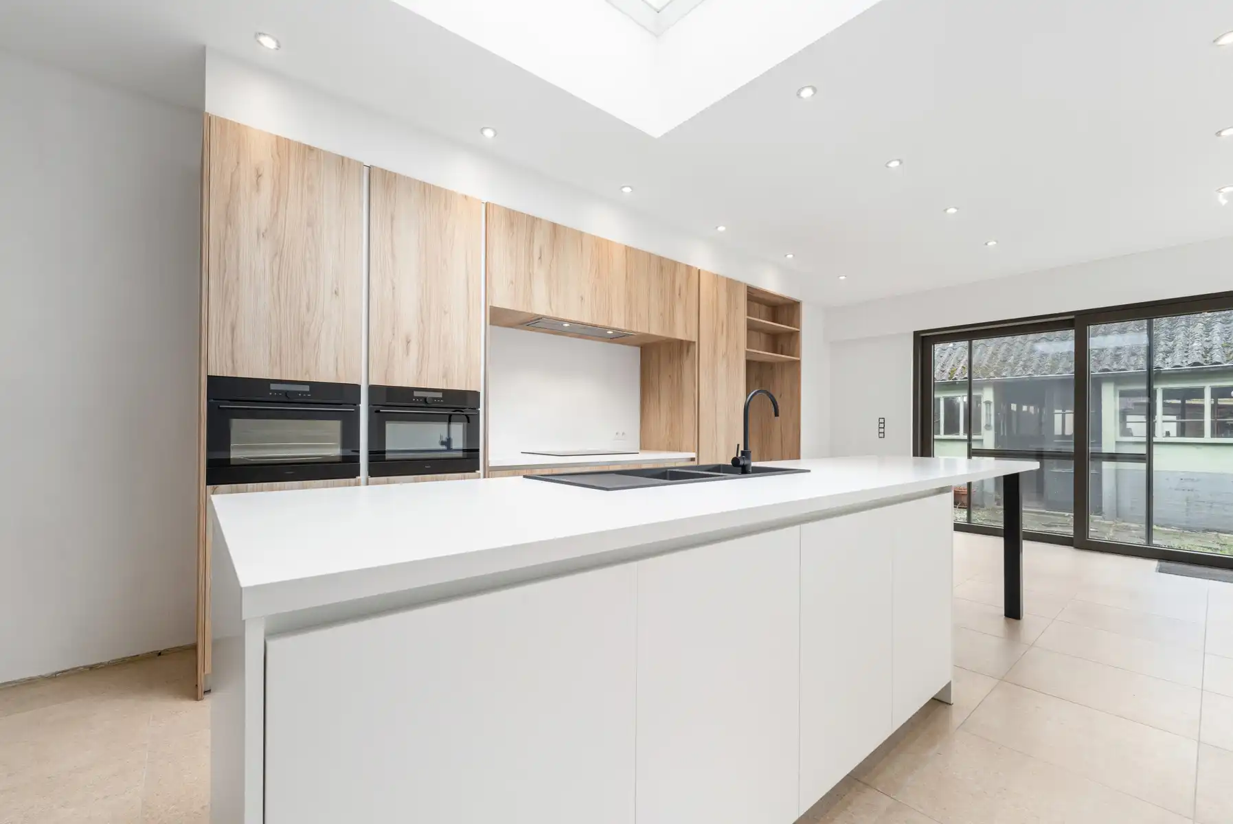 TE KOOP - Ruime deels gerenoveerde woning van 280m²  foto 3