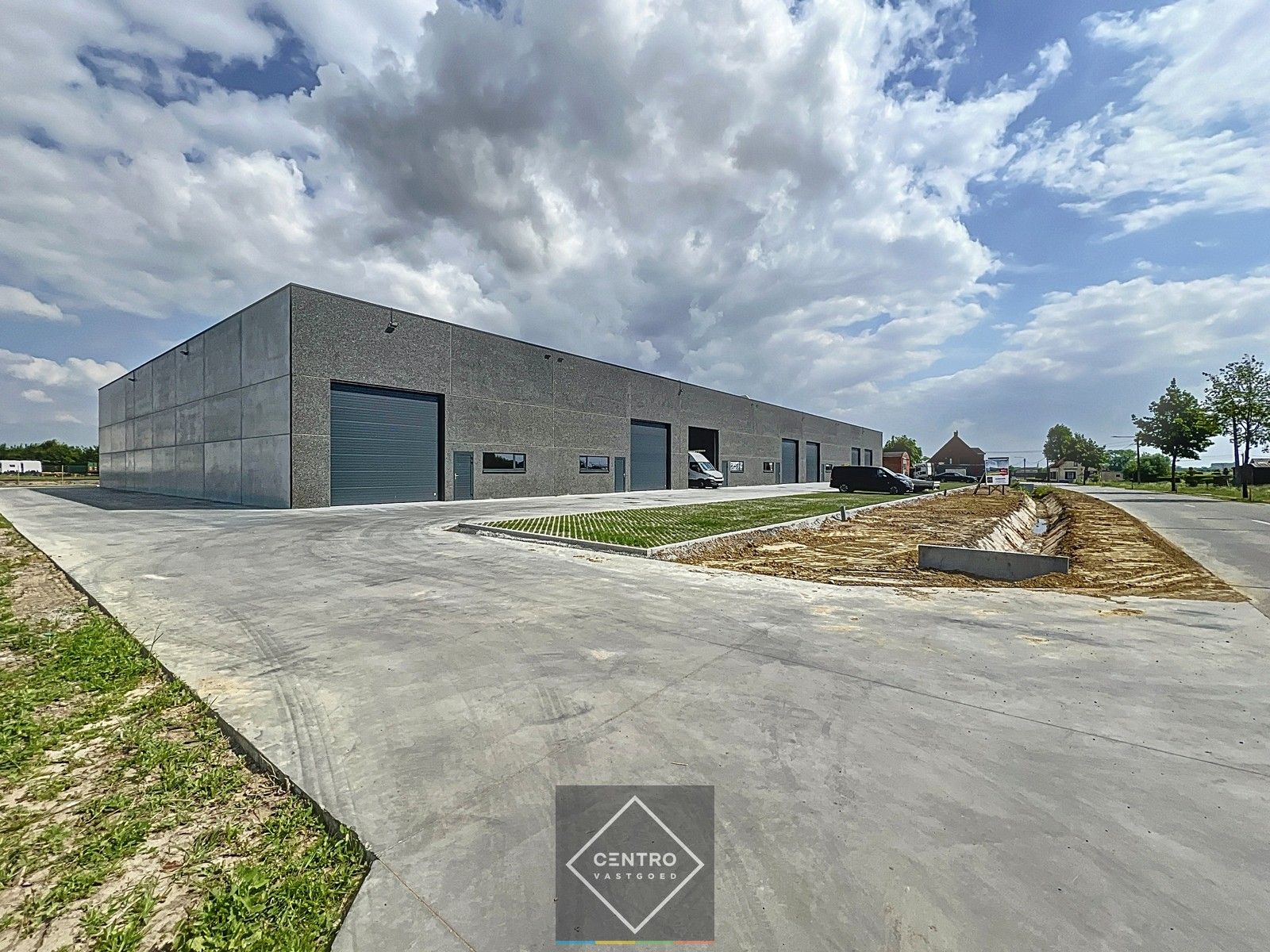 NB MAGAZIJN van 180m² (vrije hoogte 7m !) , voorzien van sectionaalpoort, deur, raam en 2 parkeerplaatsen te SLEIHAGE (Oostnieuwkerke). foto 12