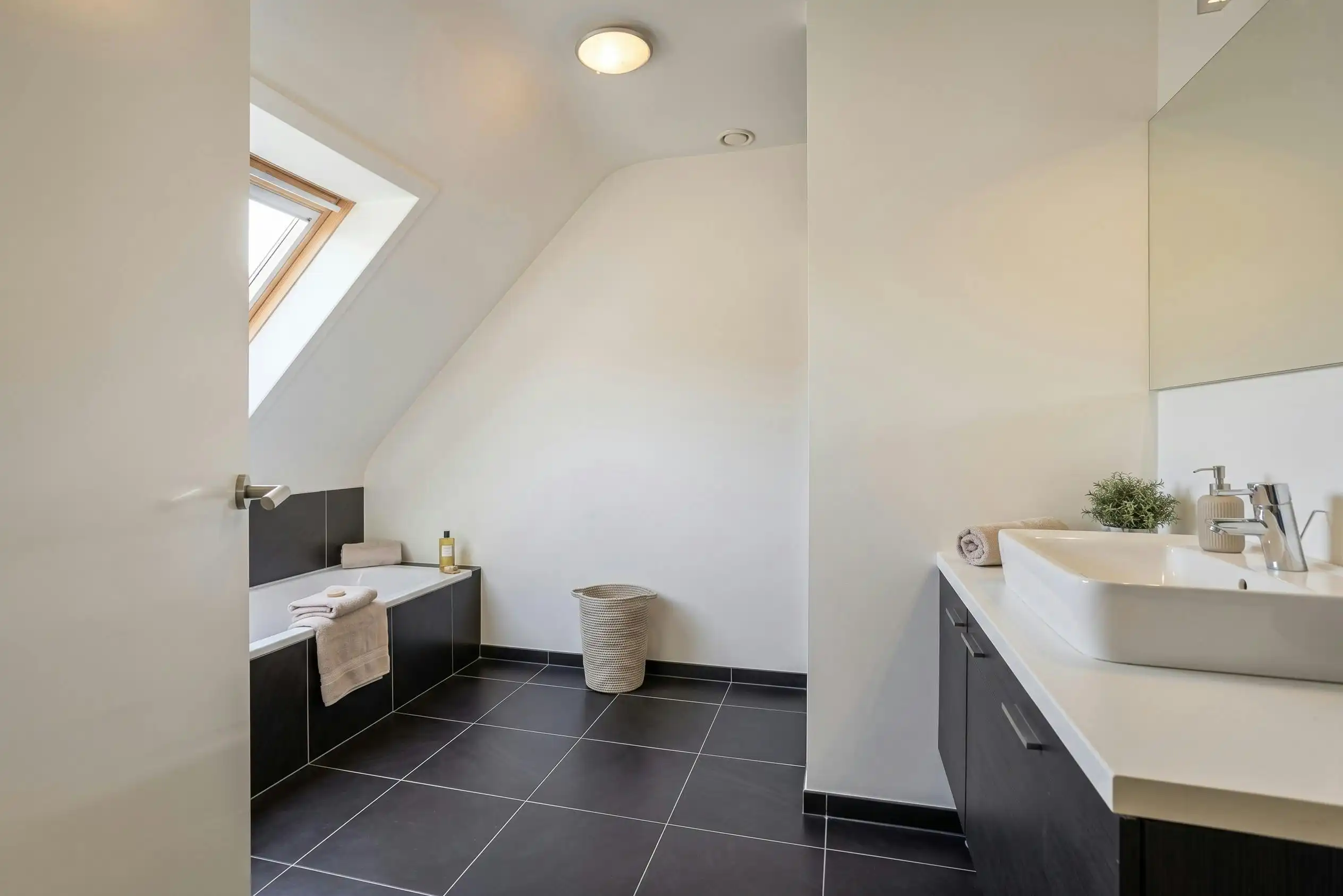 Instapklare woning met tuin en garage in Roeselare te koop foto 11