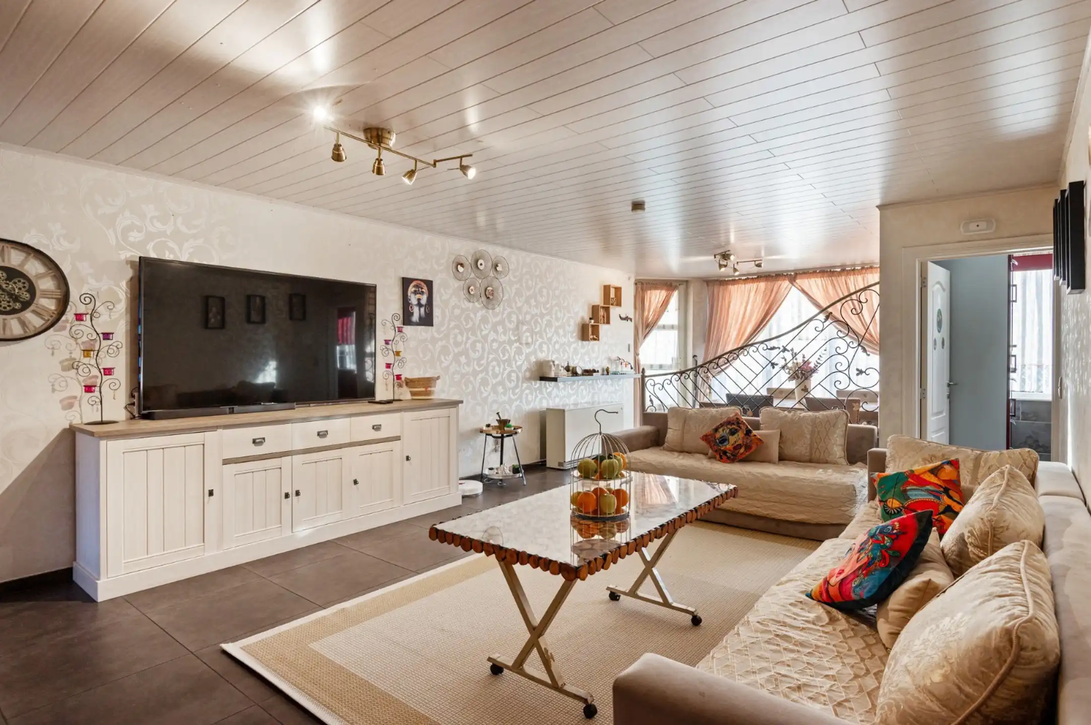 Ruim en verzorgd gelijkvloers appartement met 3 slaapkamers foto {{pictureIndex}}