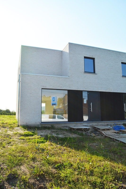 Laatste halfopen nieuwbouwwoning in Vlekkem foto {{pictureIndex}}