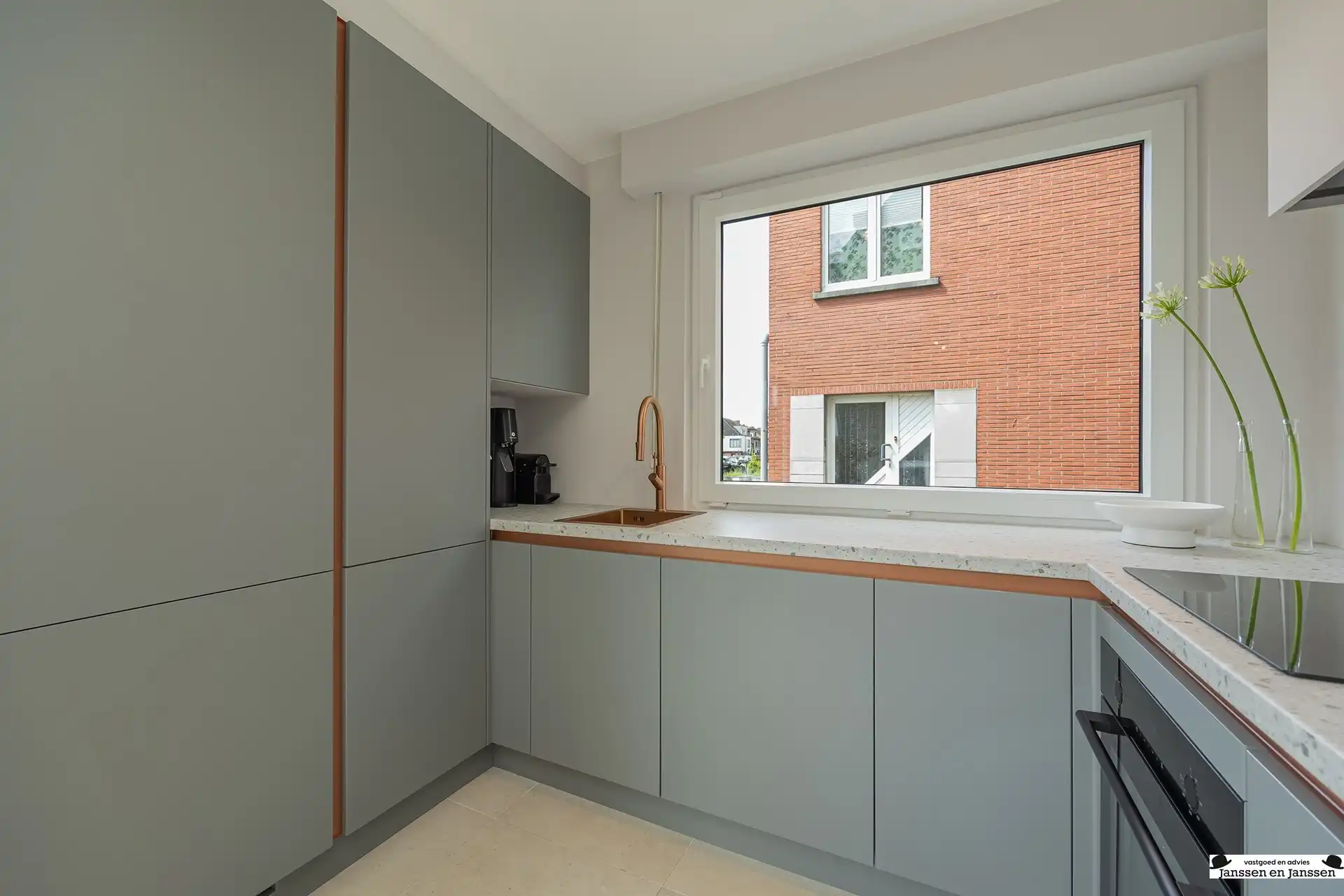 Volledig gerenoveerd gelijkvloers appartement op top locatie foto 6