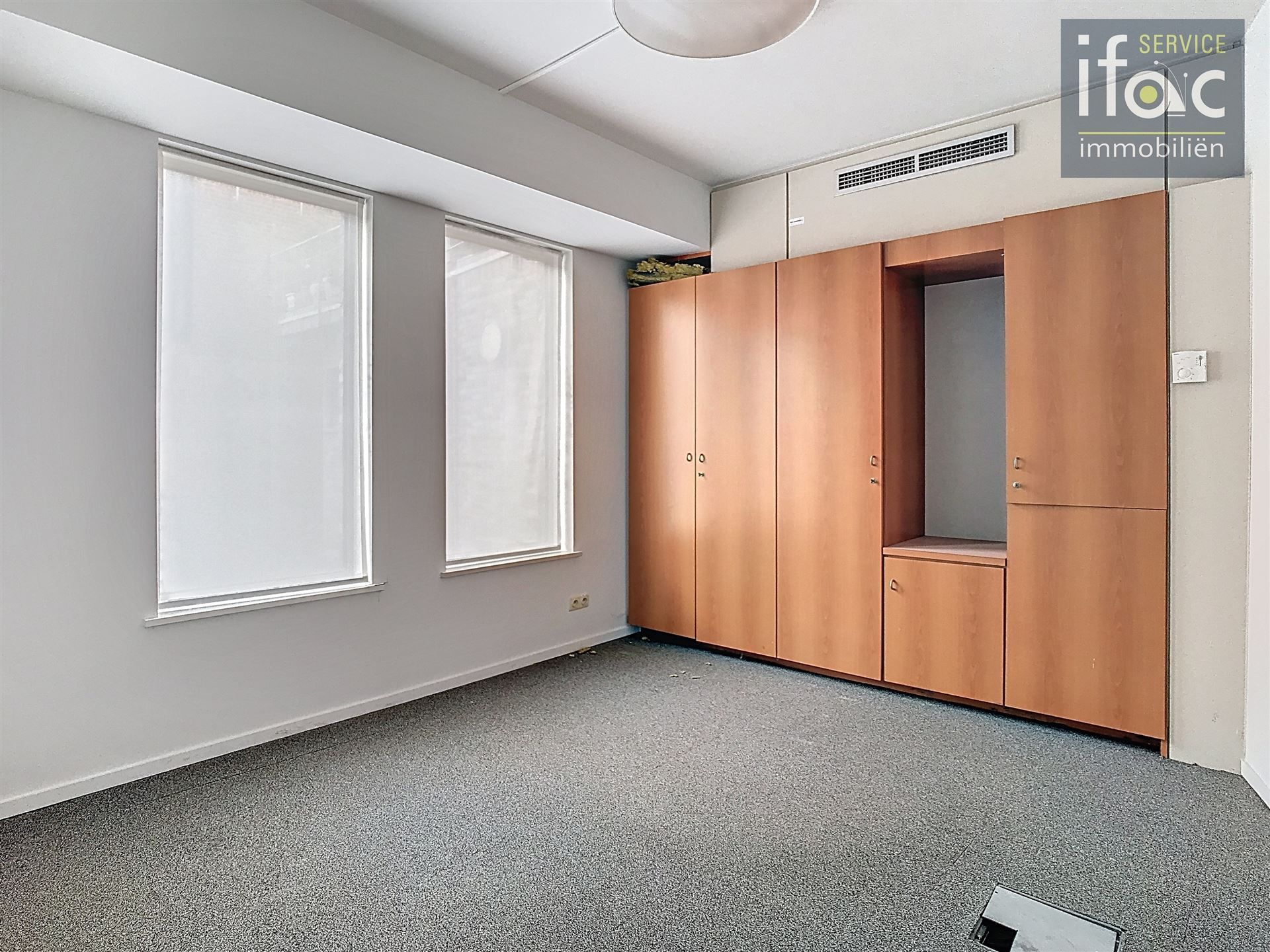 Commerciële ruimte en bureaus (270 m²) met parking. foto 6