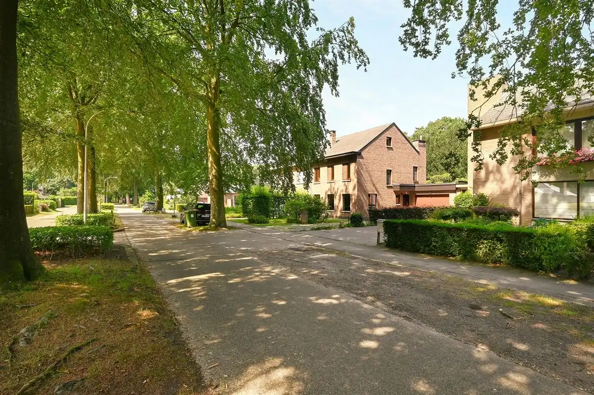Ruime gezinswoning met grote tuin in groene omgeving foto 2