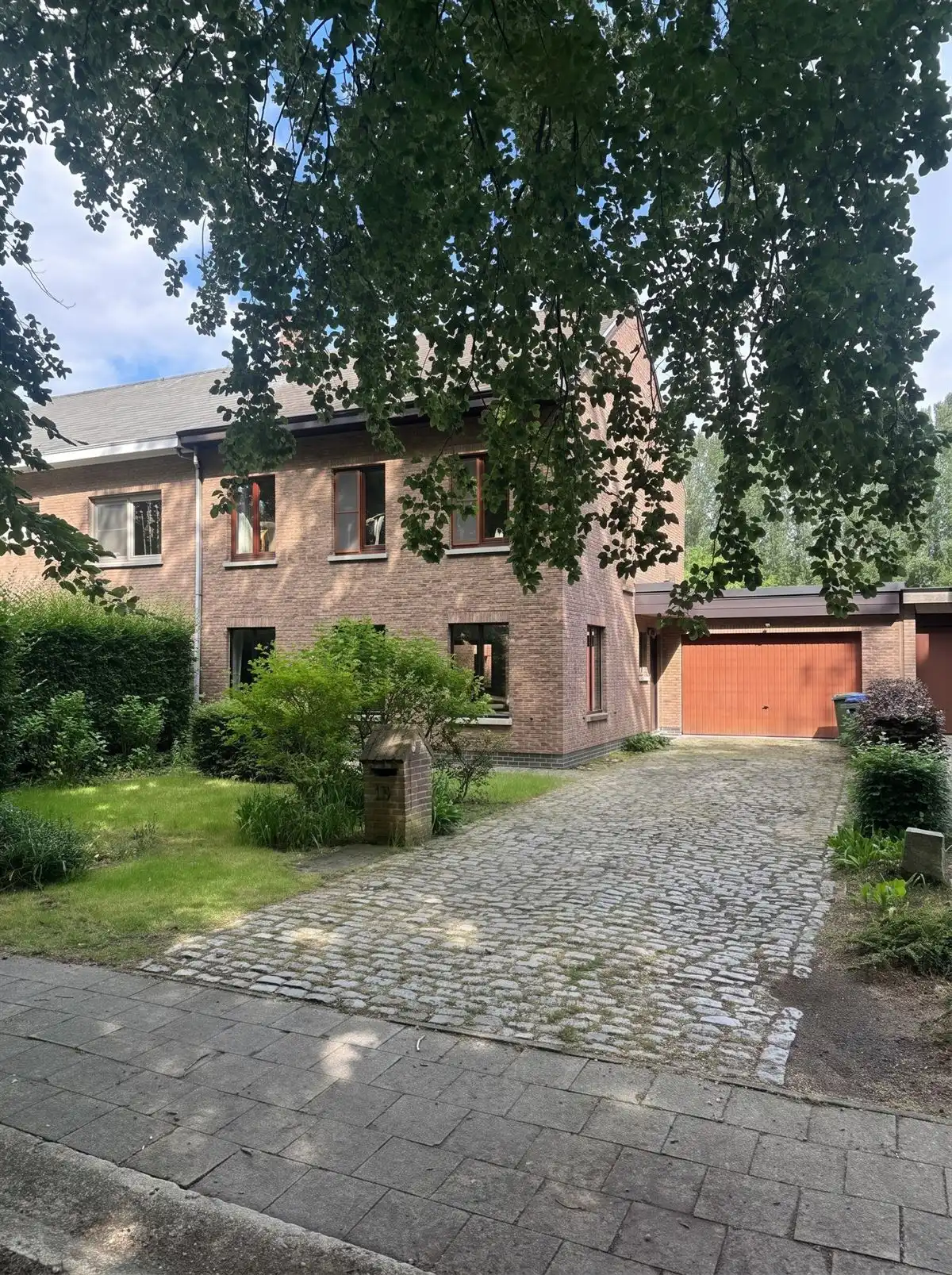 Ruime gezinswoning met grote tuin in groene omgeving foto 2