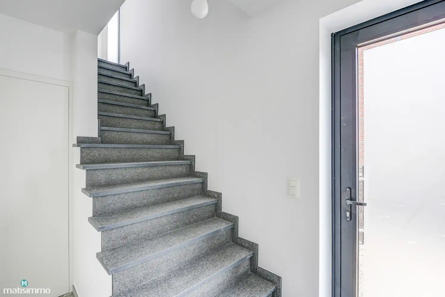 VOLLEDIG AFGEWERKTE EN GESCHILDERDE NIEUWBOUWWONING (EPB E10) MET 3 SLAAPKAMERS, 2 BADKAMERS, 2 GARAGES, KELDER EN AANGELEGDE TUIN IN WERM foto 12