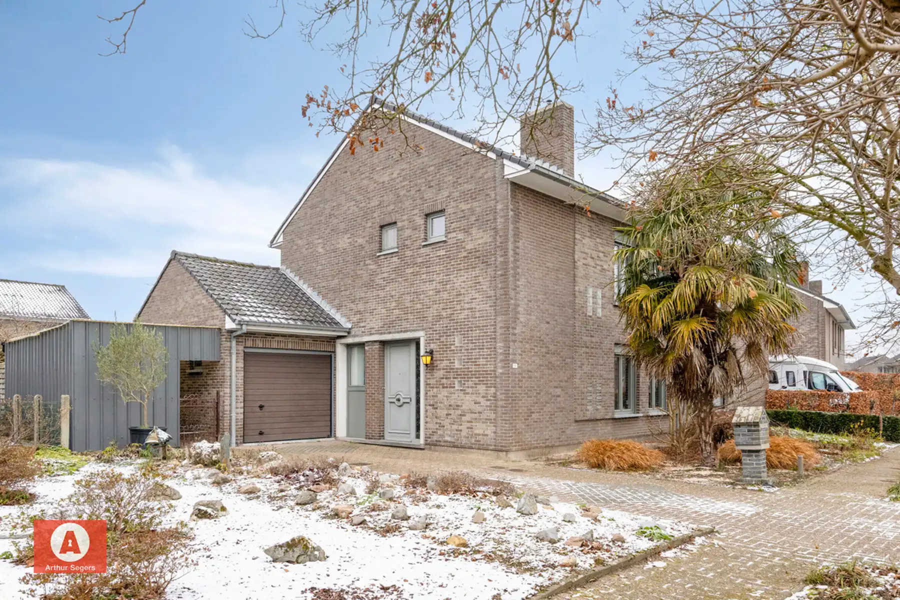 Hoofdfoto van de publicatie: !!! IN OPTIE !!! Op te frissen woning in rustige wijk 