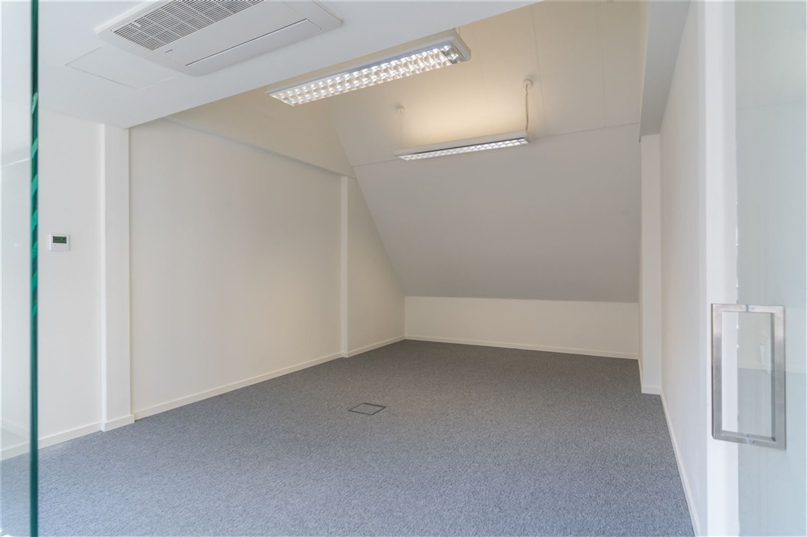 Kantoorgebouw op toplocatie in Hasselt met authentieke uitstraling foto 9