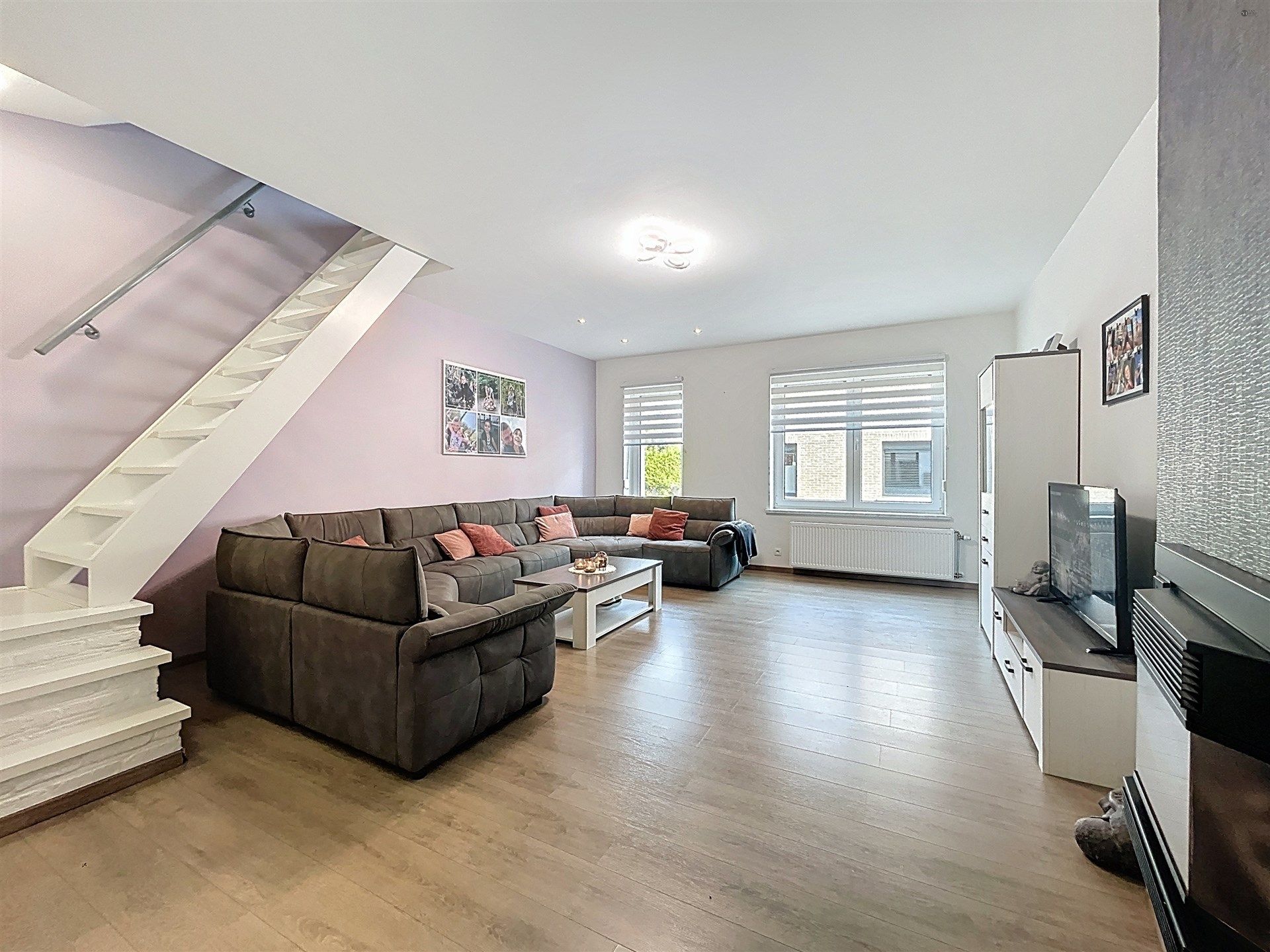 gerenoveerde gezinswoning met 3 slaapkamers en inpandige garage op perceel van 303m² foto 2