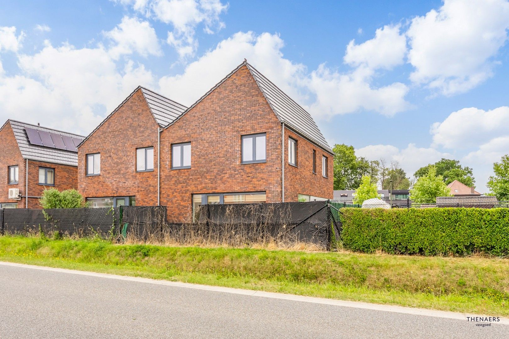 Moderne half‑open bebouwing met 3 slaapkamers op een rustige ligging. foto 24