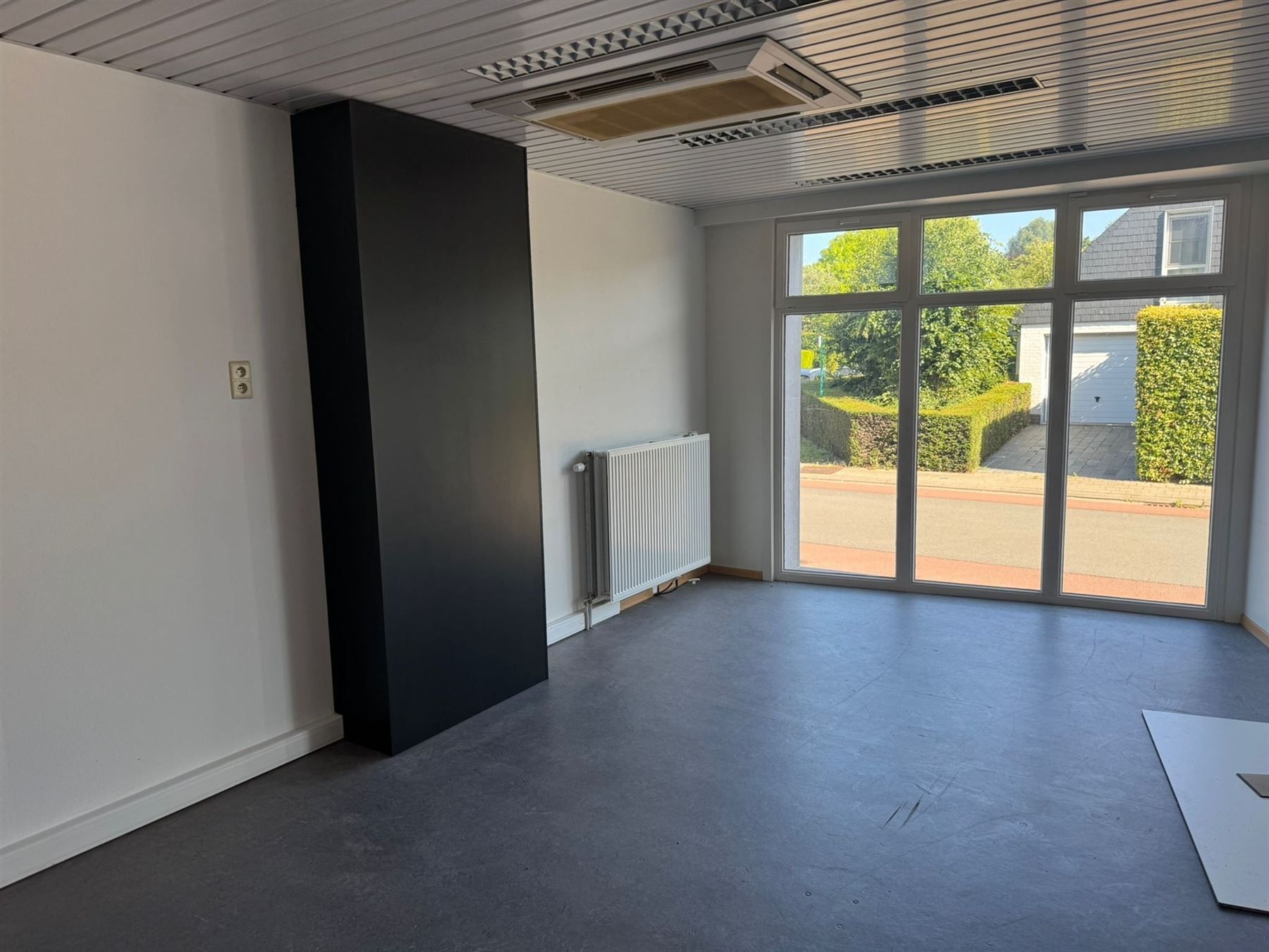 Ruime handelsruimte/kantoorruimte  en opslagkelder foto 7