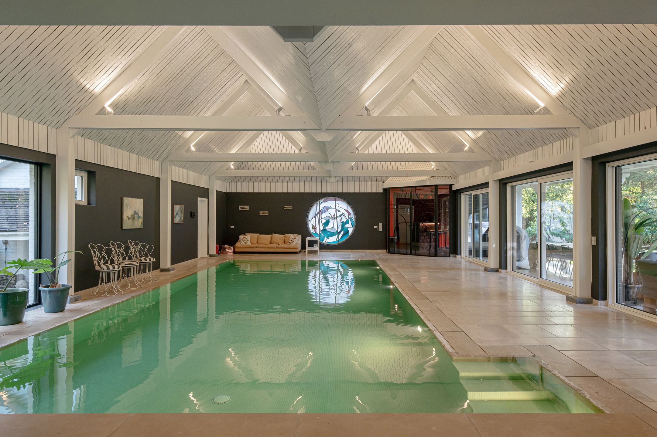 Prachtige totaal gerenoveerde villa op ca. 9.568 m² + binnenzwembad foto 6