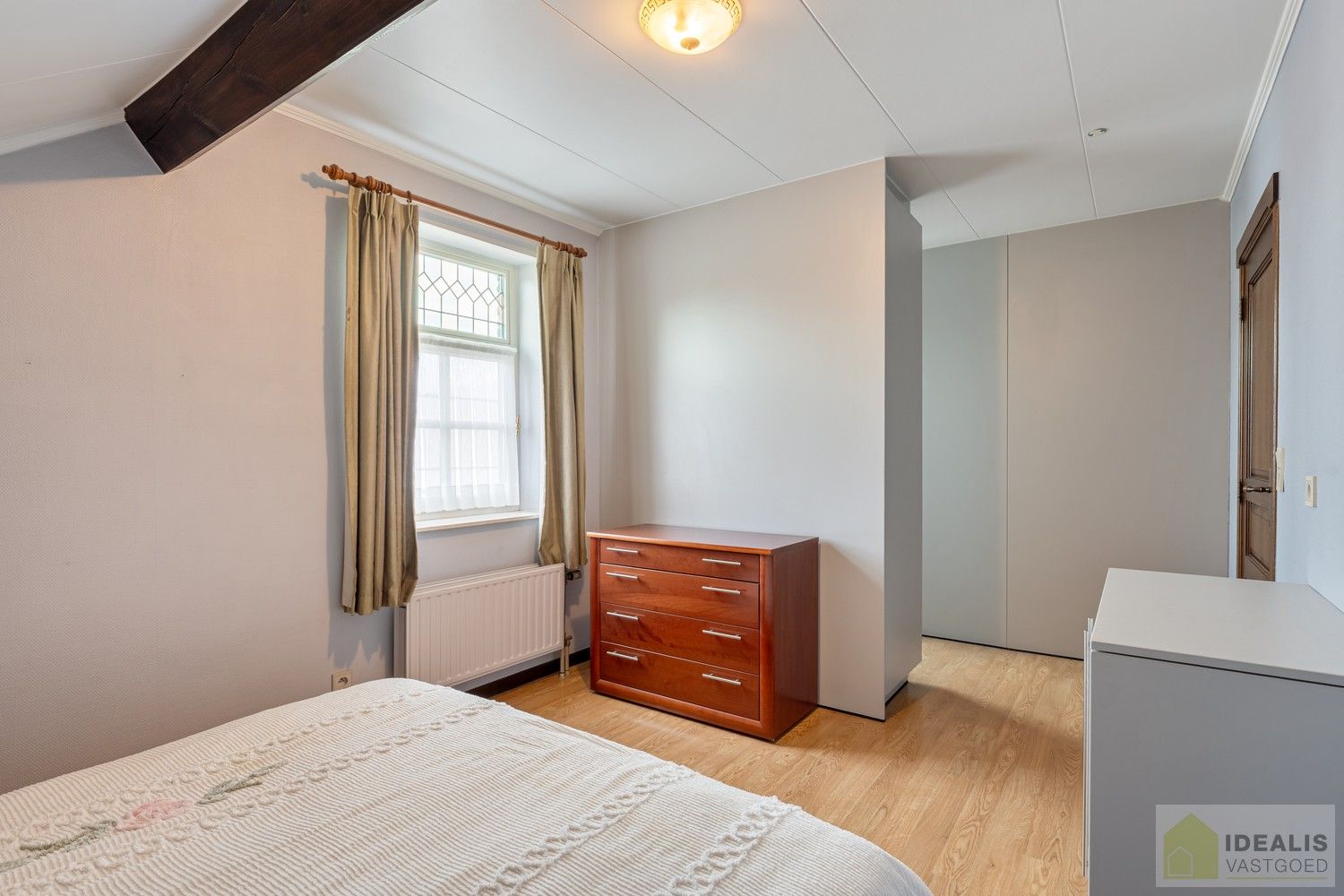 RUIME, INSTAPKLARE EN ENERGETISCH AANGEPASTE WONING VOORZIEN VAN 15 ZONNEPANELEN EN ZONNEBOILER. RIANTE WOONKAMER, KNAPPE KEUKEN, APART BUREEL, APARTE HOBBYRUIMTE, FIJNE WASPLAATS, 4 SLAAPKAMERS, 2 BADKAMERS EN INPANDIGE GARAGE! foto 38