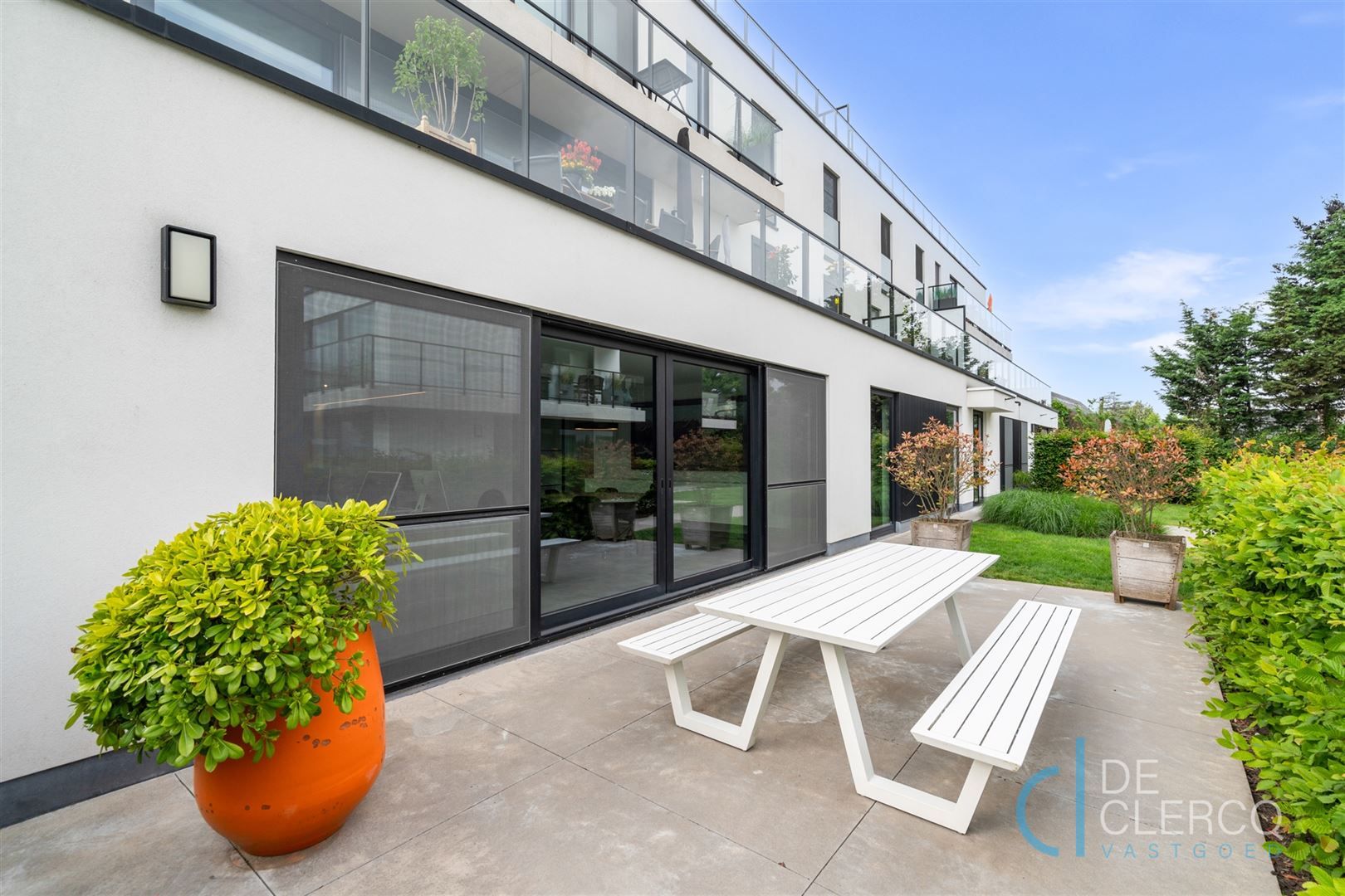 Gelijkvloers appartement te koop met terras in Lochristi! foto {{pictureIndex}}
