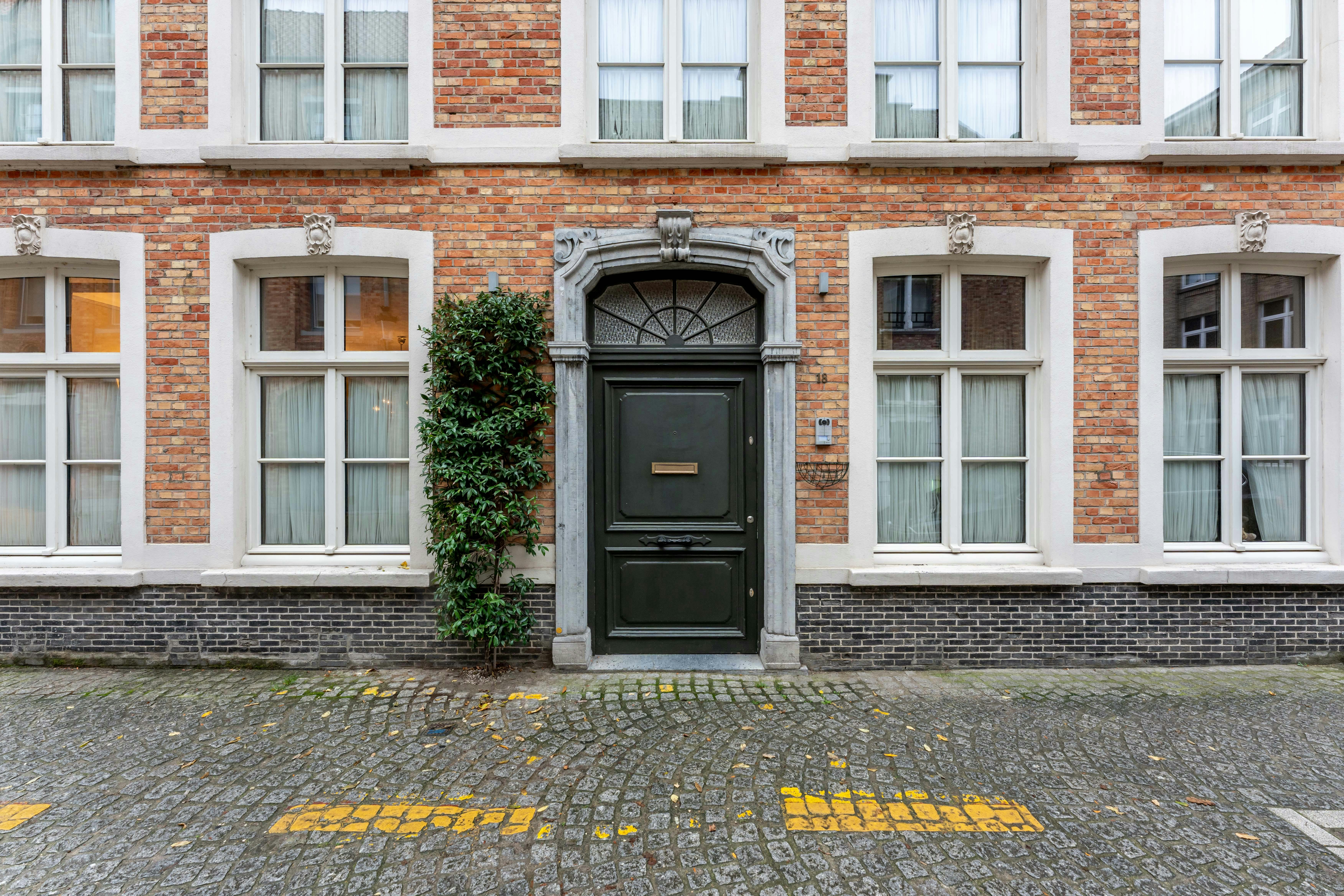 Charmant, instapklare herenhuis (°2007) op toplocatie in Brugge foto {{pictureIndex}}