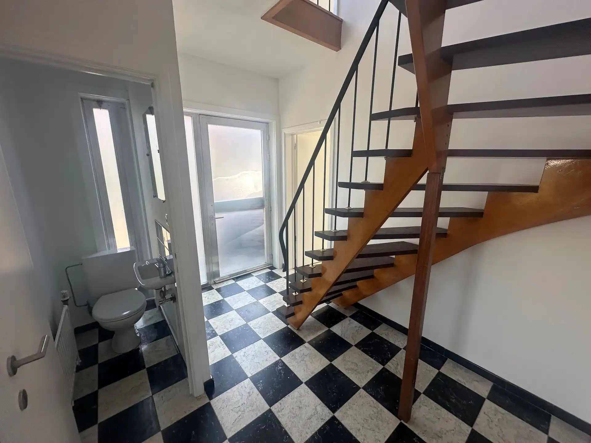 Ruime gezinswoning met 4 slaapkamers, garage en tuin foto 6