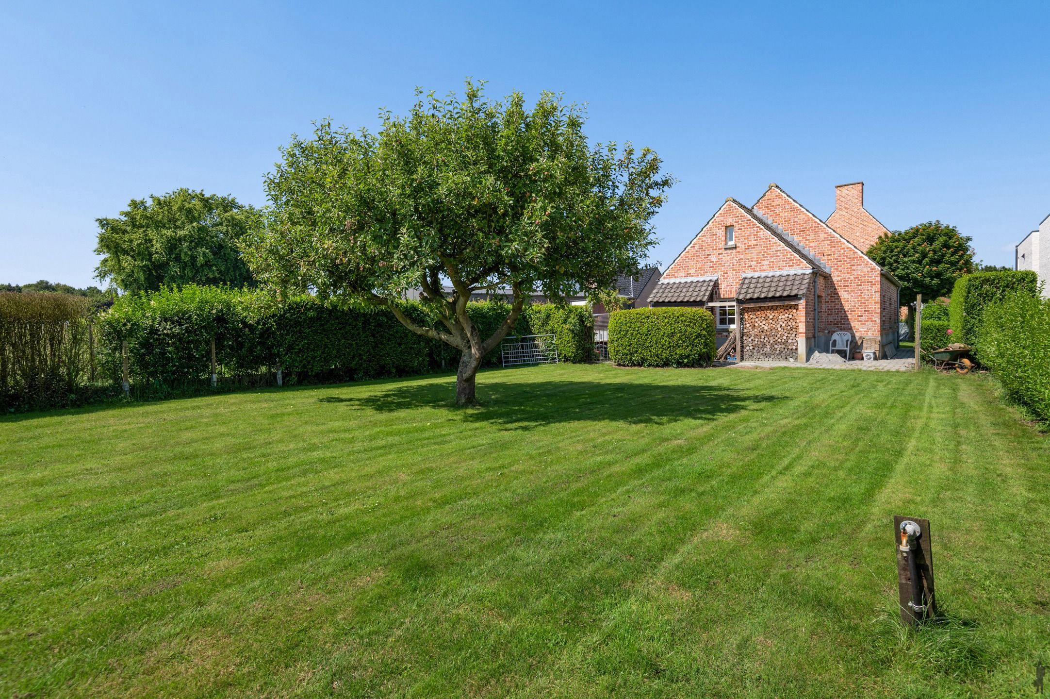 Prachtige villa op rustige locatie met achterliggend weiland. foto 2