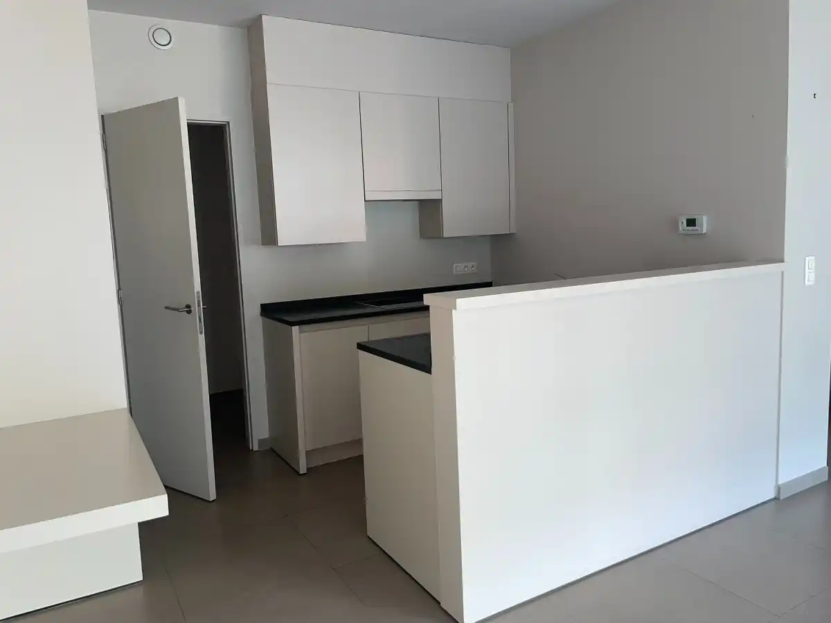 Instapklaar twee slaapkamer APP + terras, bergruimte & garage foto 14