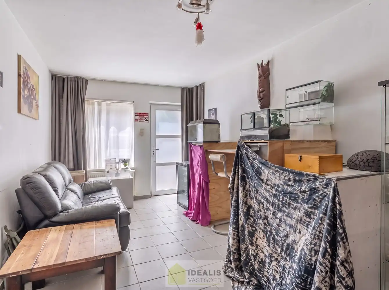 IDEALIS VASTGOED – CHARMANTE EENGEZINSWONING TE WIJCHMAAL, PEER! Deze woning omvat ca. 70m² bewoonbare oppervlakte op een perceel van ca. 1a33ca met op het gelijkvloers woonkamer en keuken en op de verdieping slaapkamer, nachthal en badkamer. Uiterst geschikt voor kandidaten op zoek naar een betaalbare woning. foto 5