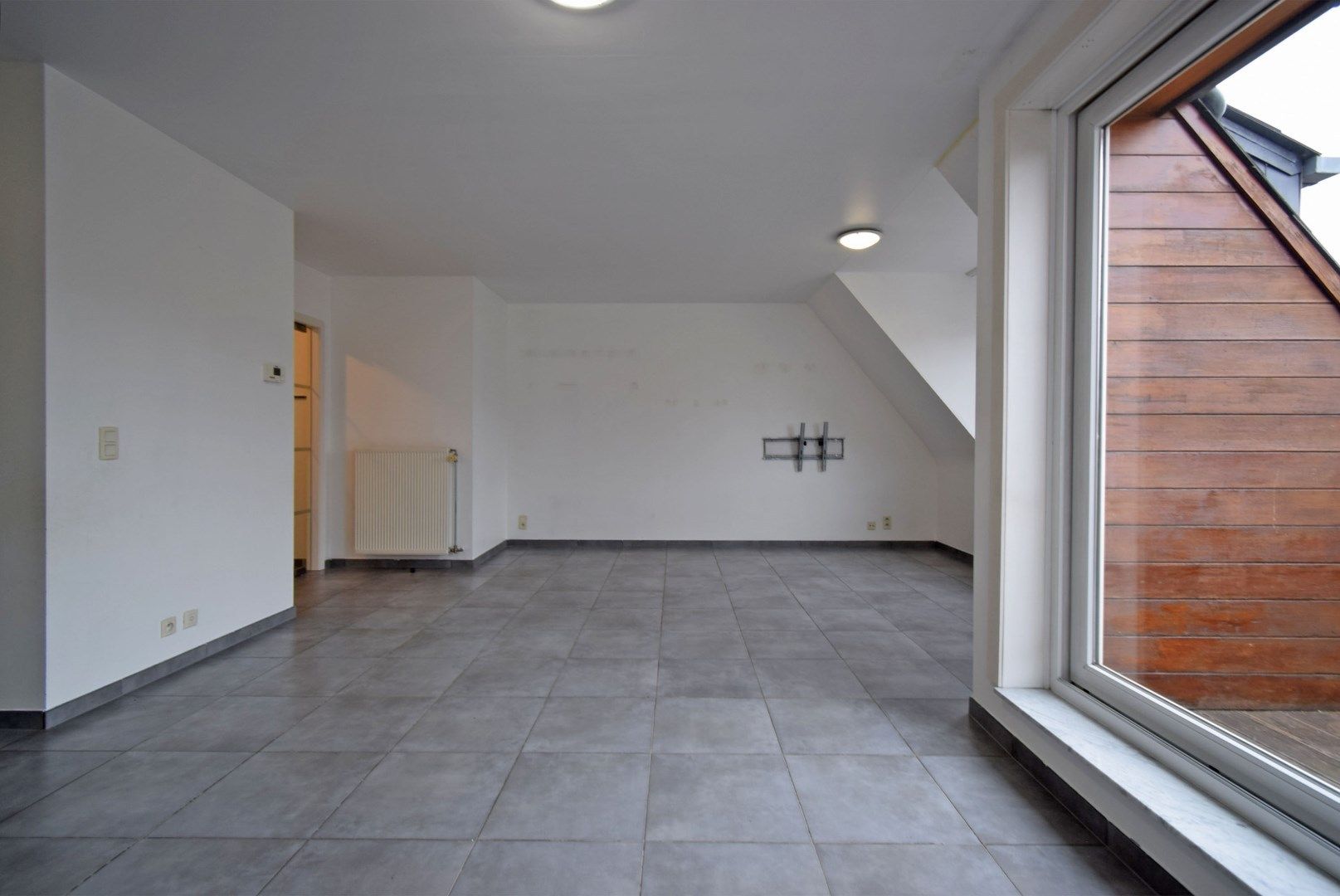 RUIM APPARTEMENT MET TWEE SLAAPKAMERS EN GARAGE foto 6