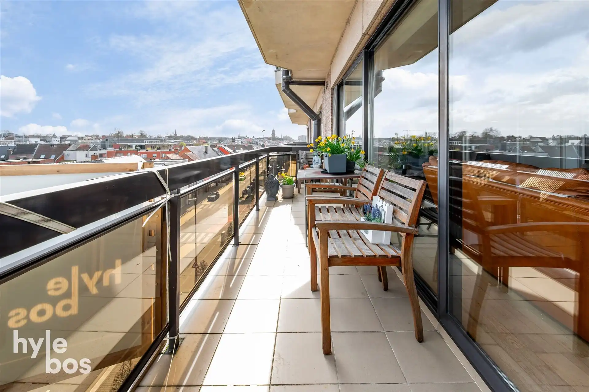 Appartement met veel lichtinval, ruime leefruimte en garagebox foto 9