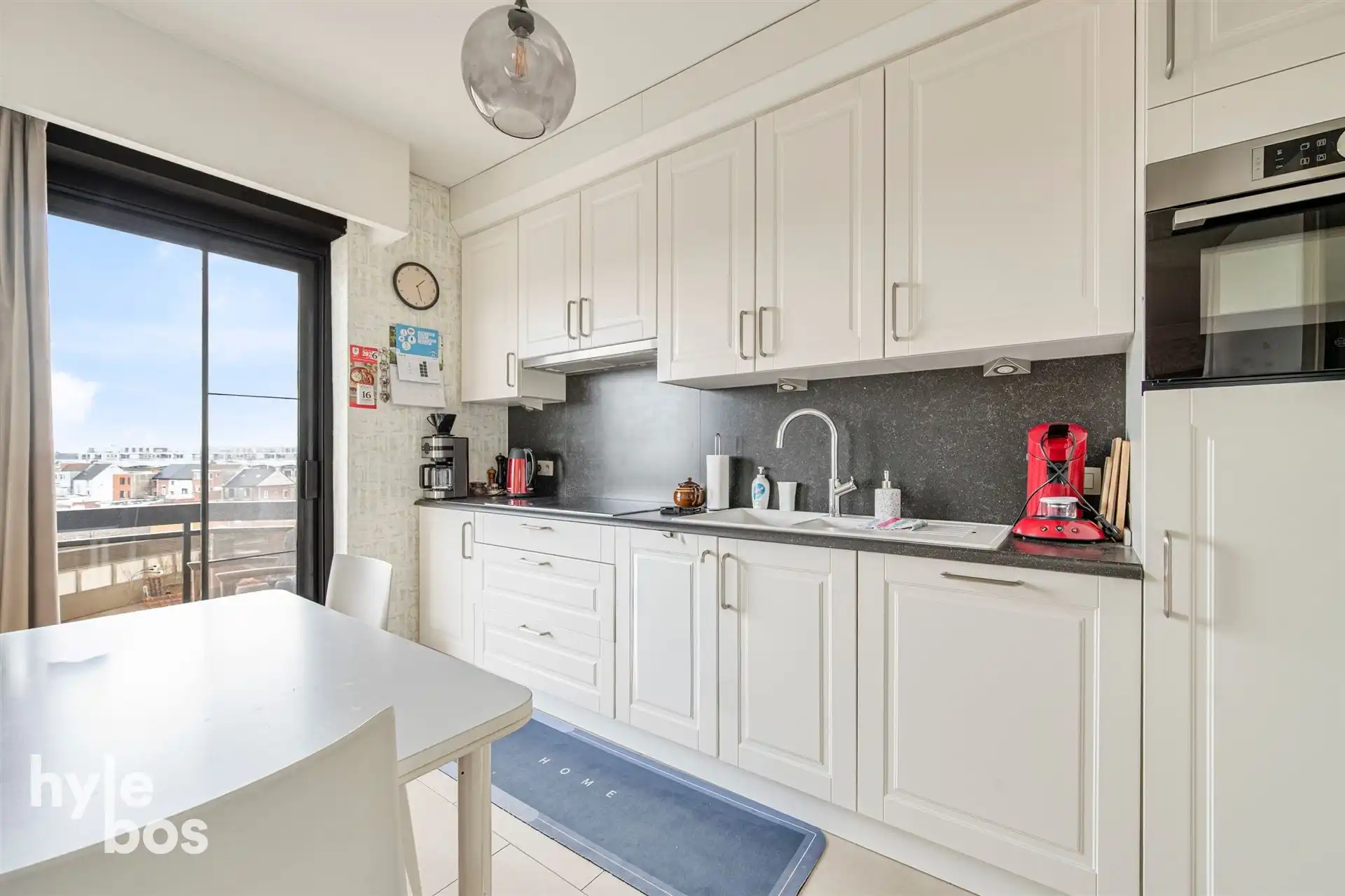 Instapklaar appartement met veel lichtinval en private garage foto 9