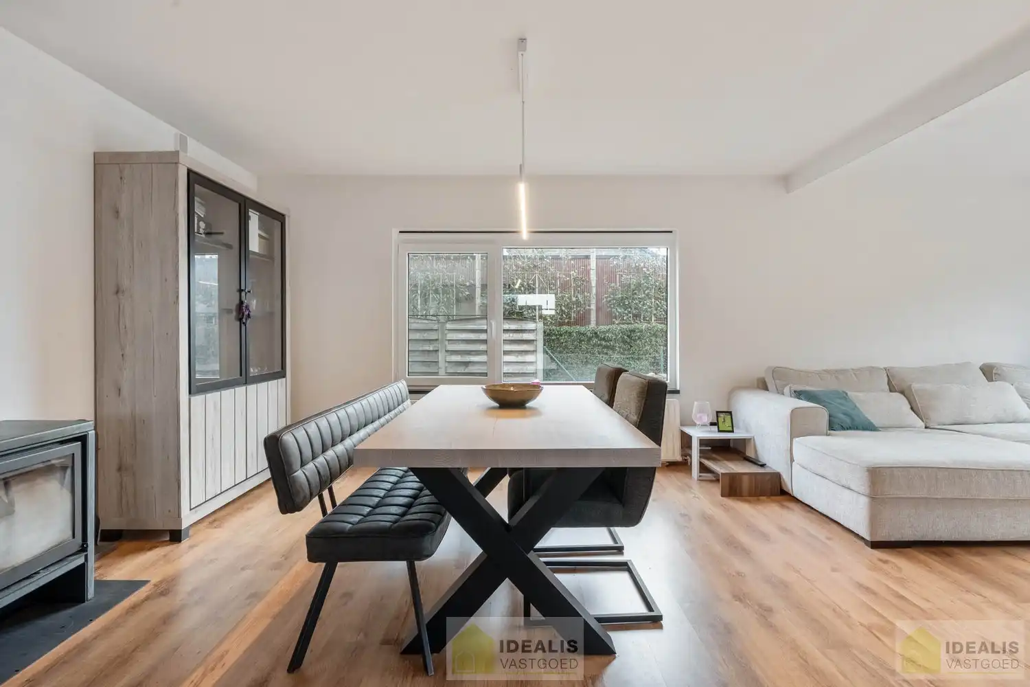 INSTAPKLARE GERENOVEERDE BUNGALOW MET LICHTRIJKE LEEFRUIMTE EN AANSLUITEND ZEER RUIME MODERNE KEUKEN, BADKAMER, VERANDA EN 3 GOEDE SLAAPKAMERS OP EEN KNAP PERCEEL VAN 9A 48A. DAARNAAST IS DE WONING VOLLEDIG ONDERKELDERD! Deze goed ingedeelde woning omvat +-145m² bewoonbare oppervlakte verdeeld over een lichtrijke woonkamer met aansluitend een zeer ruime moderne keuken, badkamer, veranda, 3 goede slaapkamers en tevens is de woning volledig onderkelderd. De woning is gelegen op een aangenaam perceel van 9a 48ca vlakbij het centrum van Bree, op fietsafstand van winkels, horeca en scholen,… Zeer geschikt voor kandidaten op zoek naar een gerenoveerde woning die ruimte en rust biedt doch dicht bij allerlei faciliteiten is gelegen. foto 8