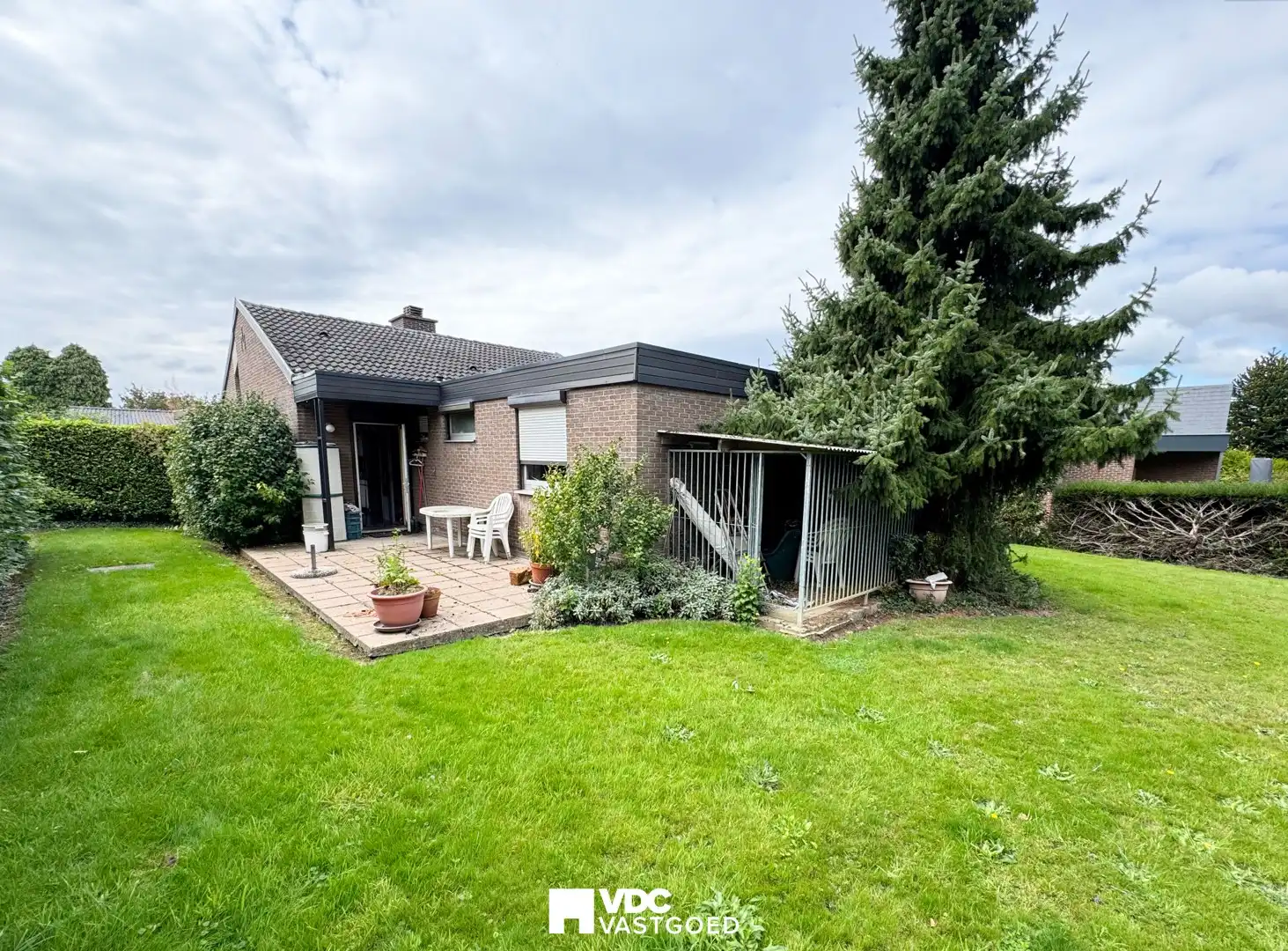 Ruime open bebouwing met prachtige tuin en veel potentieel foto 22