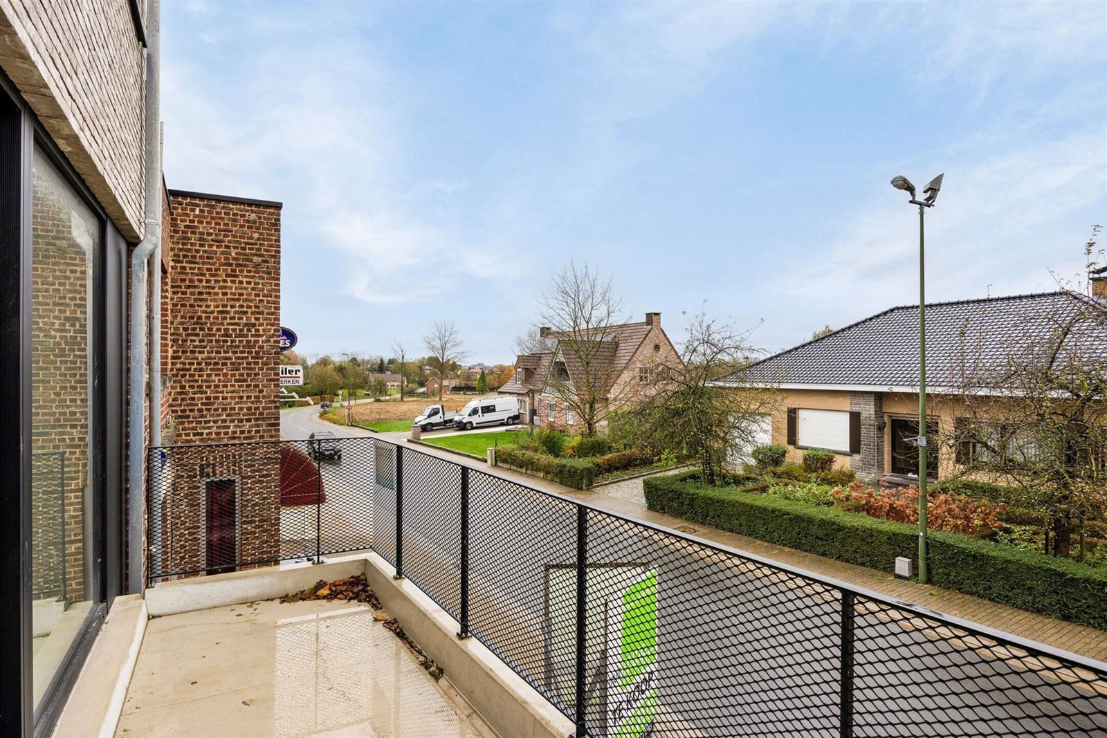 Nieuwbouwwoning met 2 slaapkamers, bureau, terras en staanplaatsen. foto 9