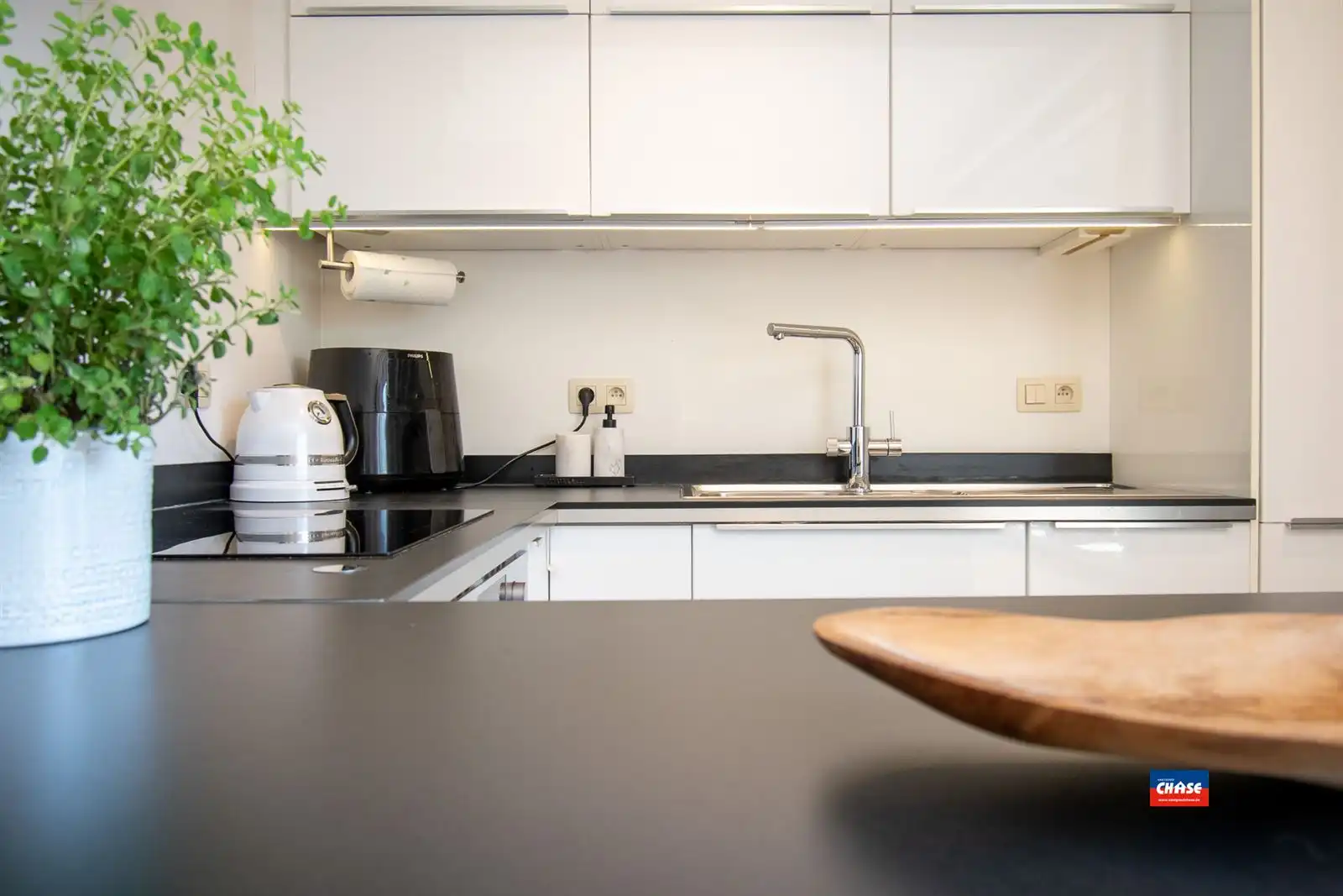 Modern en lichtrijk appartement met 2 slaapkamers en kelderberging. foto 3